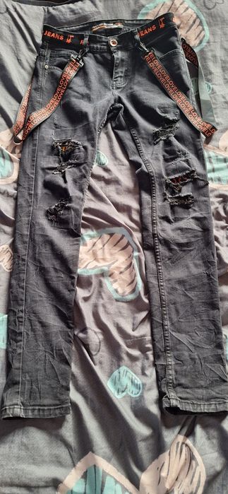 Spodnie jeans z przetarciami