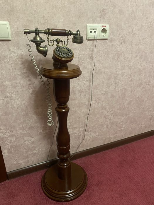 Меблі для вітальні ( диван розкладний, крісло,телефон,столик журнал.