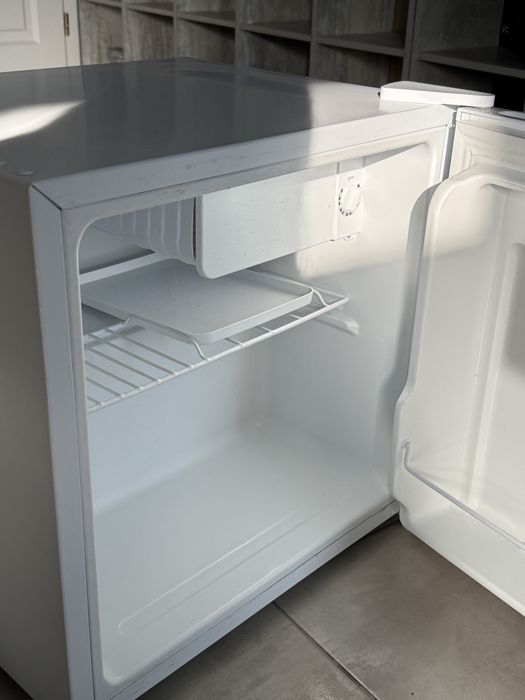 Продам однокамерний маленький холодильник Ardesto DFM-50W