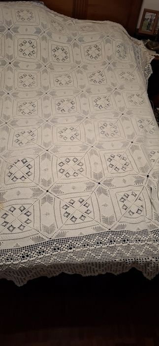Colchas em crochet como novas c/ 2 almofada branca