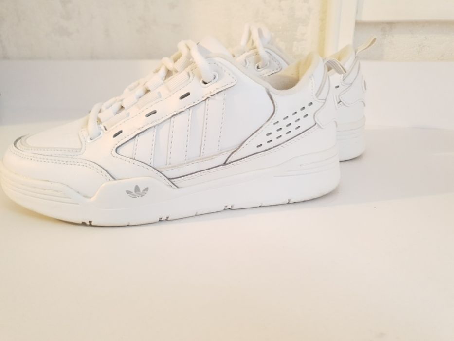 Білі кросівки Adidas.