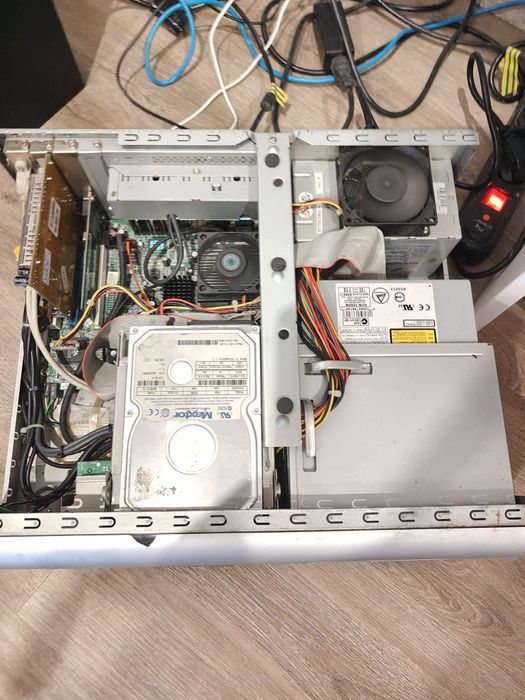 Stary komputer Retro PC Linspire Lintel