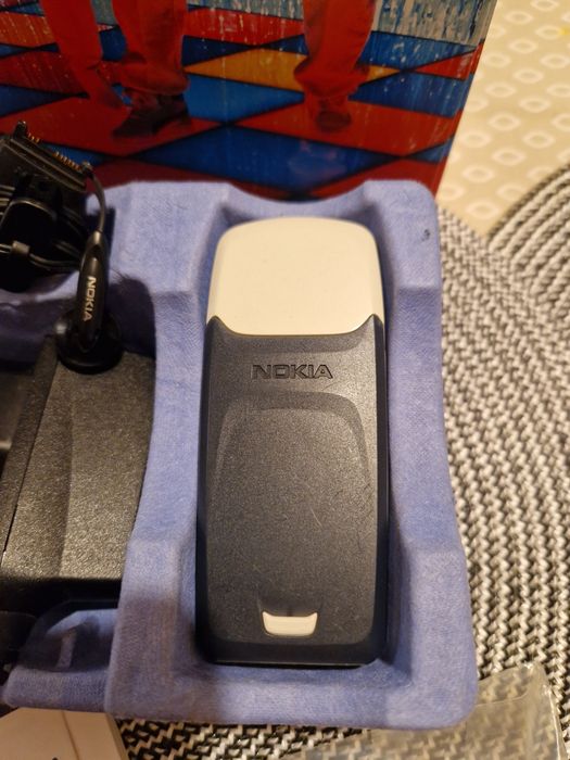 Nokia 3100 oryginał komplet (ładowarka, sluchawki)