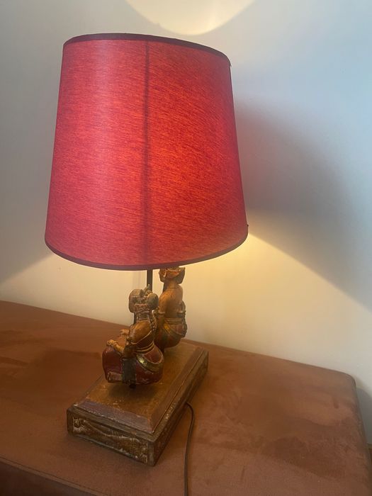 Candeeiro bordô muito elegante