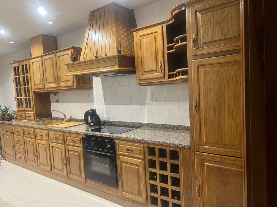 Cozinha completa em madeira + mesa de pedra e 6 cadeiras