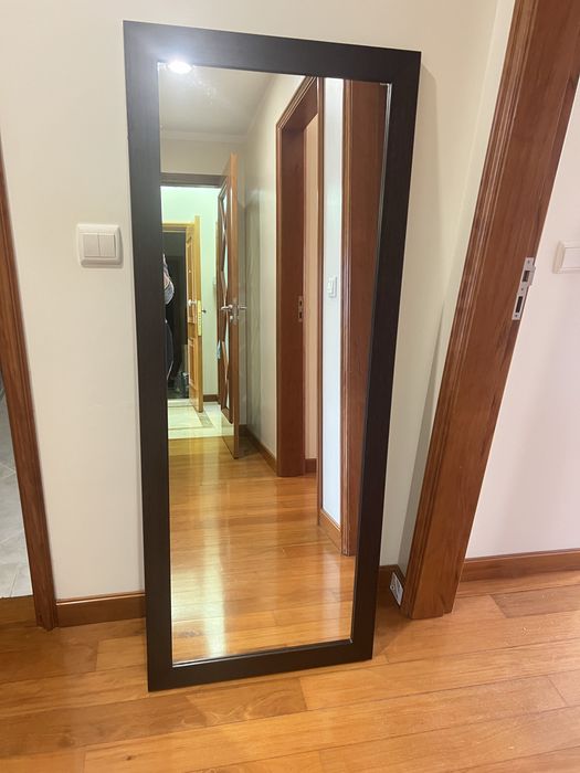 Espelho com moldura em madeira