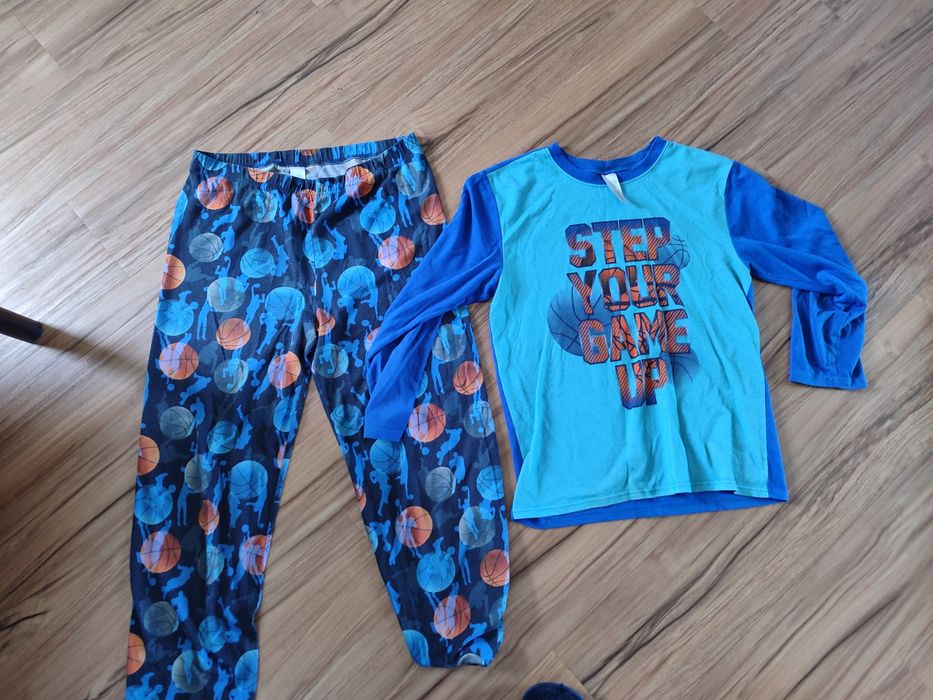 Футболка та штани піжамні.