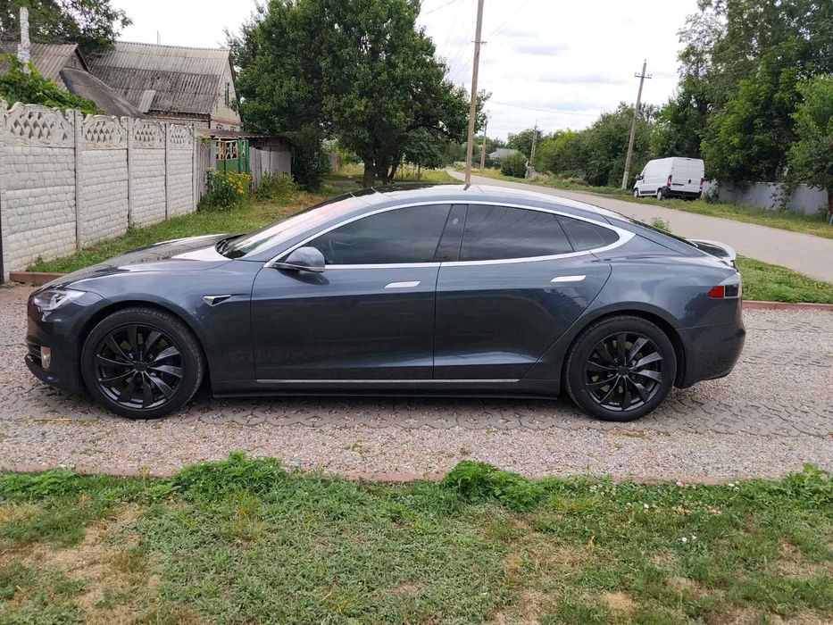 Тесла модел s 18 год . 100D