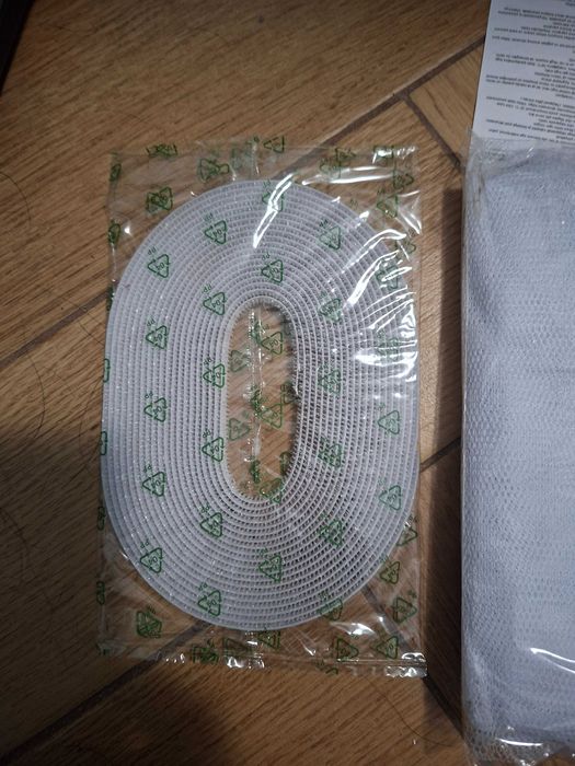 moskitiera na okno z tasma klejącą 'na rzepy' wymiary: 130 x 150 cm