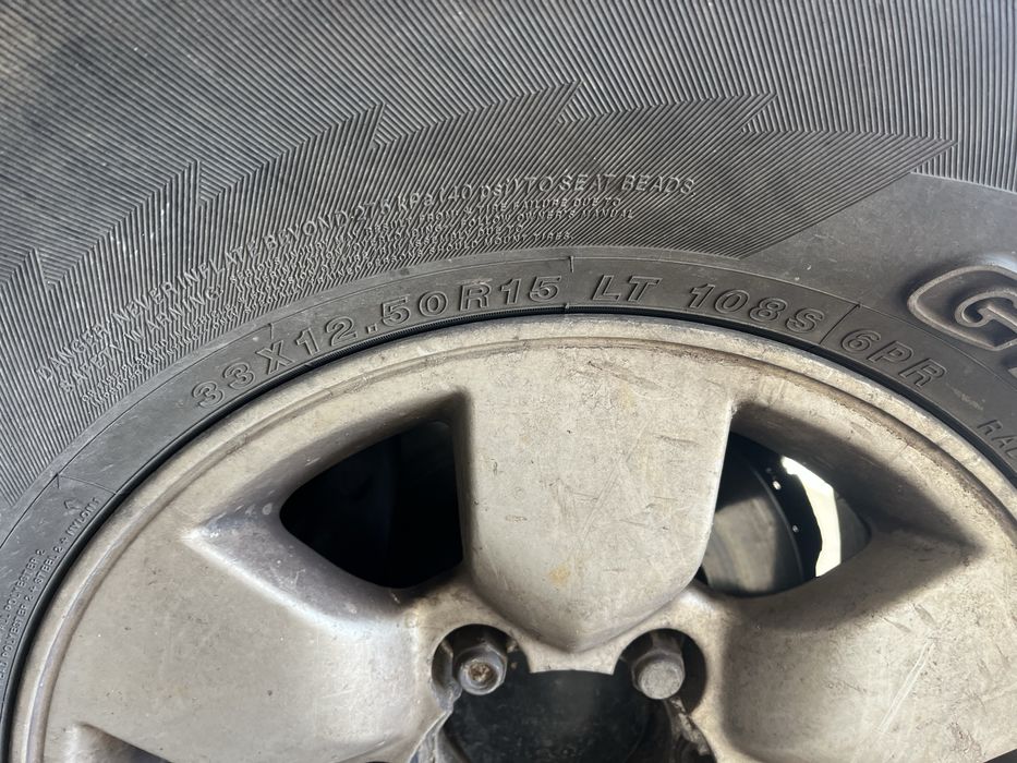 Pneus 33 + jantes tiyota hillux