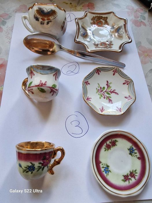 Chavenas antigas em porcelana.