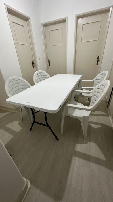 Mesa e cadeiras de pequinique em resina