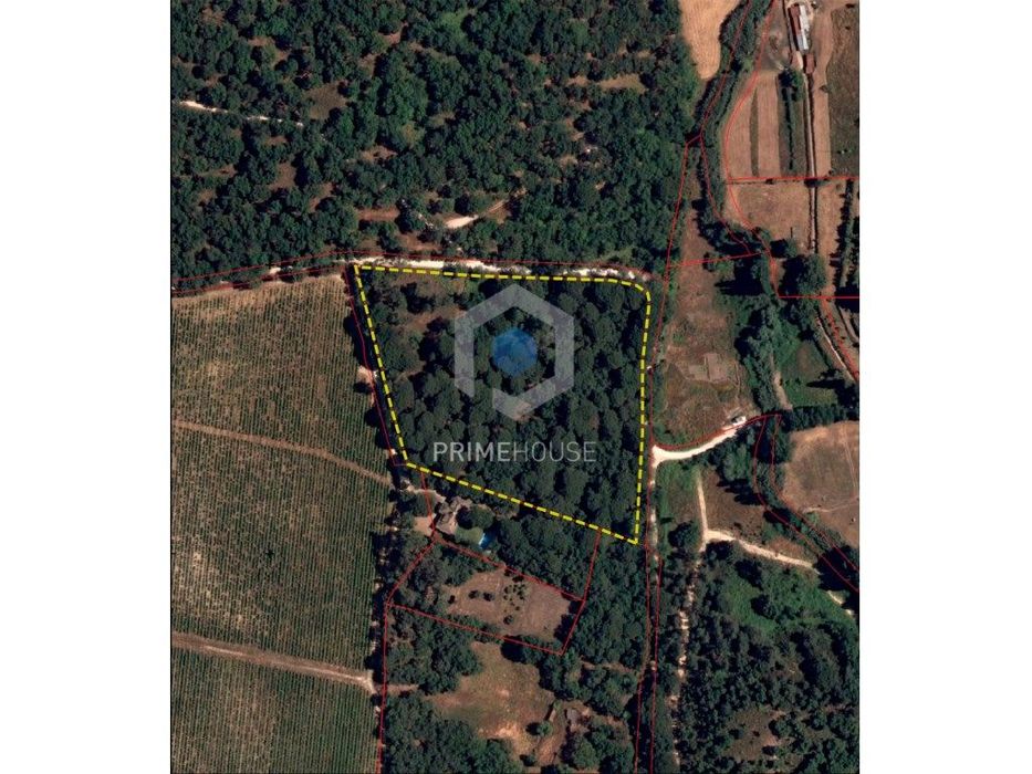 Plot of land measuring 28,391 m², located in Canais, Azeitão, between the Park ...