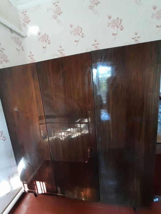 Продам дві шафи.