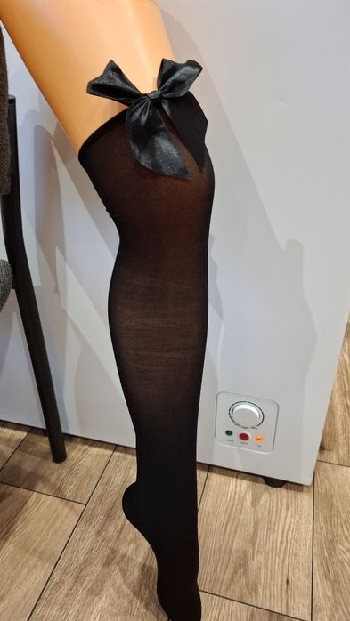 Pończochy z kokardką.