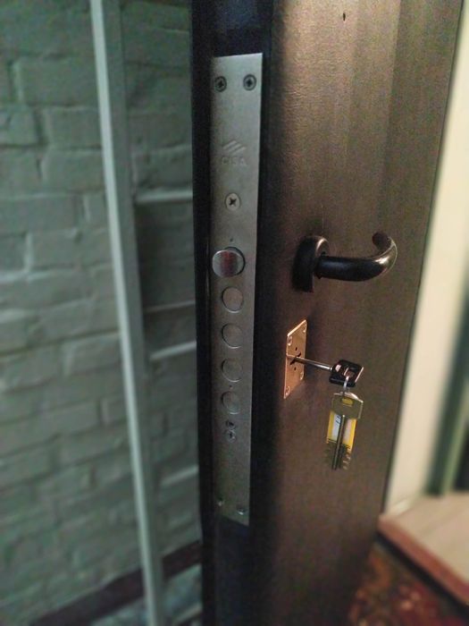 Замена замков,врезка,установка сердцевины,ремонт замка,обивка дверей ...