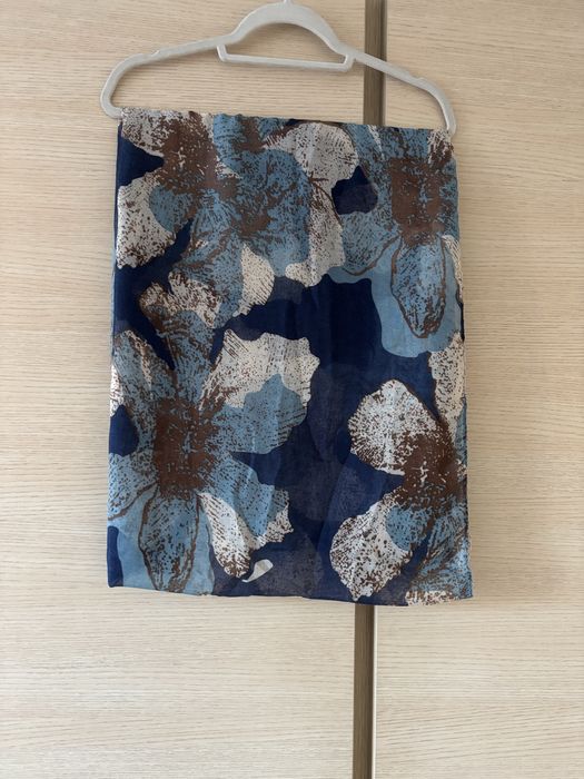 Piękny duży  szalik na wiosnę nowy