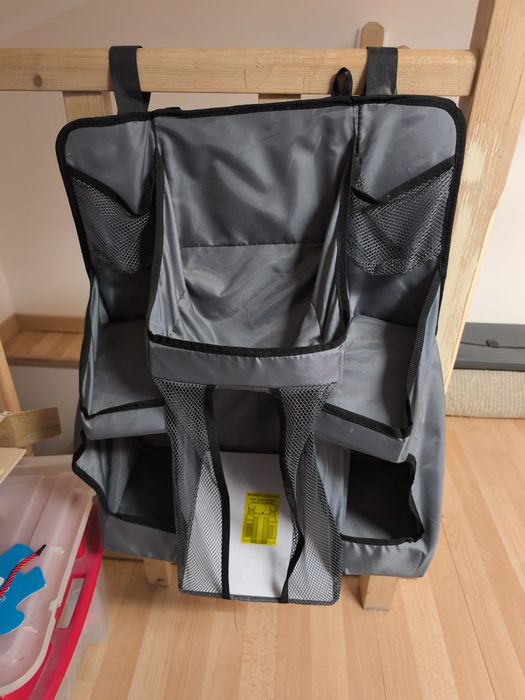 Vendo organizador com vários compartimentos