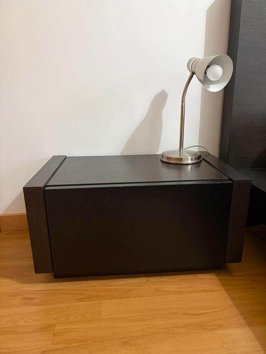 Cama de casal com mesas de cabeceira