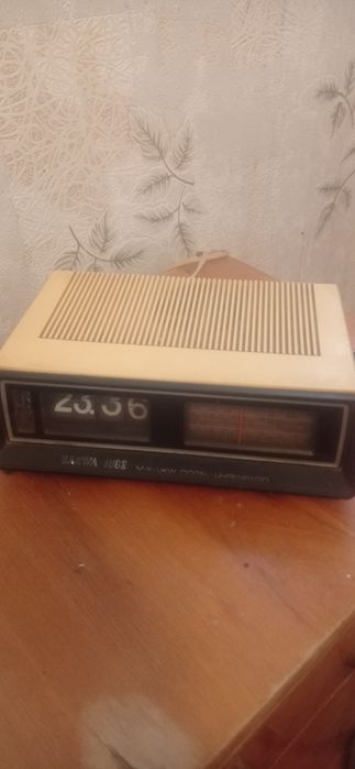 Продается: Винтажные перекидные часы-радио Sanwa 1008 (1970-е)