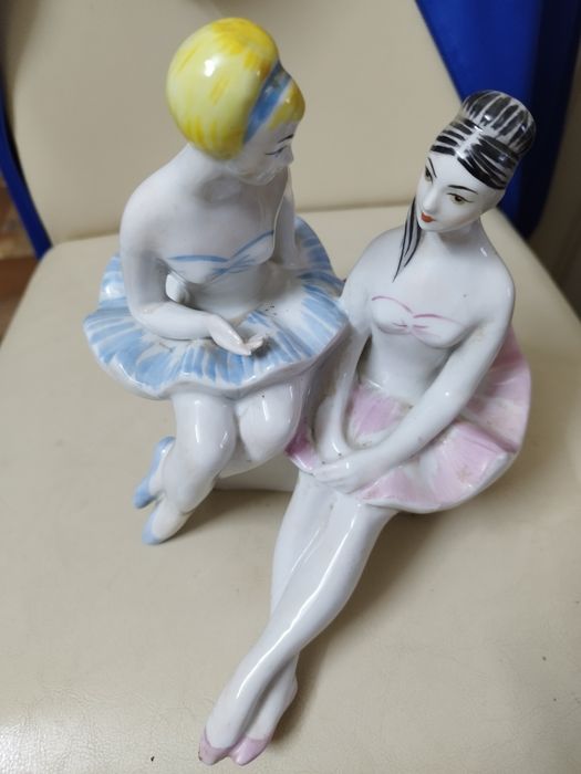 Продаю фарфоровая статуэтка «Балерины в антракте