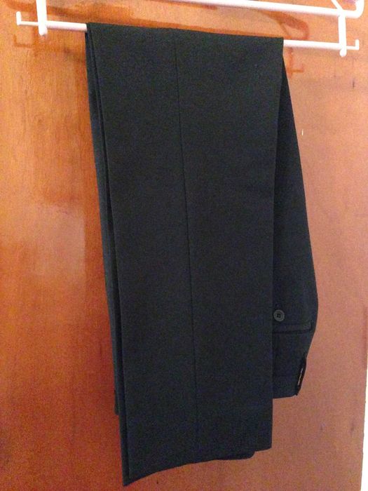 Três calças pretas e castanhas