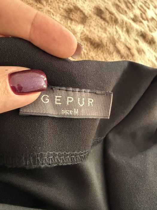 Чорна довга Вечірня сукня з великим розрізом на нозі  р.М, фатинова блискуча спідниця, відкрите плече одягнена раз, бренд Gepur