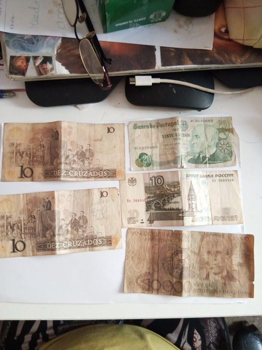 Vendo estas notas e moedas