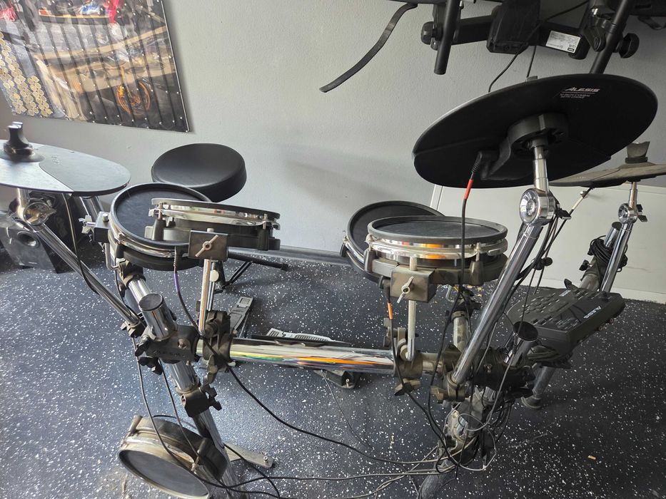 Perkusja elektroniczna Alesis surge mesh kit