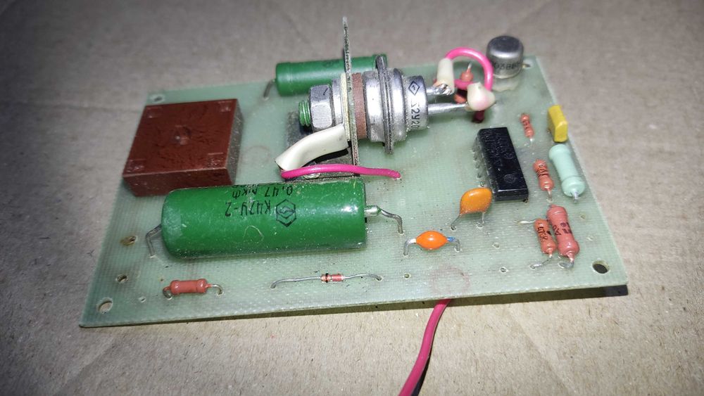 Плата управления с радиодеталями  Тиристор КУ202