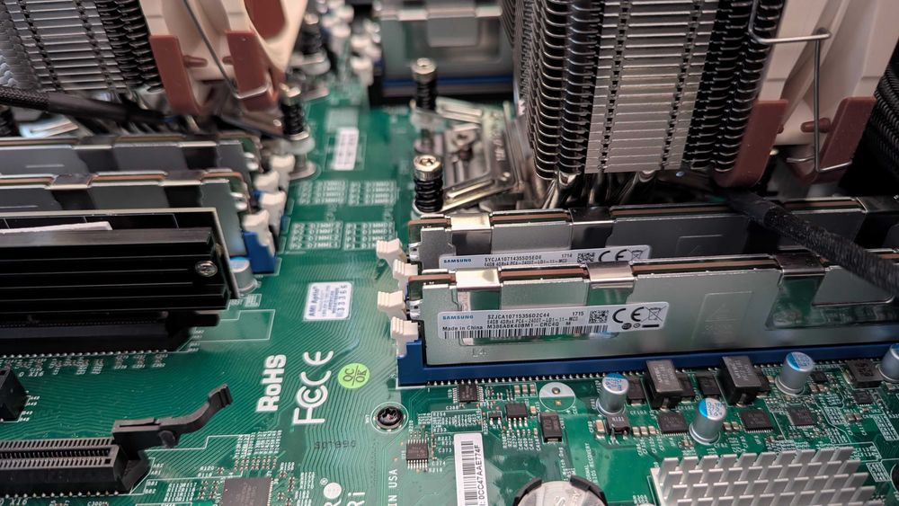 Serwer domowy 2x Xeon E5-2690v4 + 8x 64GB DDR4 LR (512GB) M386A8K40BM1