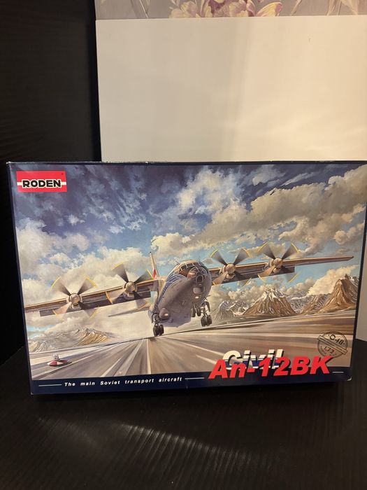 Збірна модель транспортного цивільного літака Антонова Ан-12 Civil Новий. Запакований.