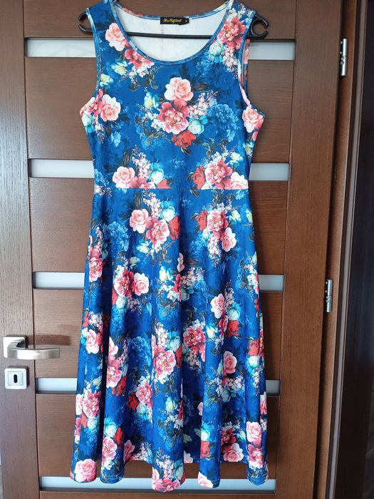 Elegancka sukienka midi w kolorowe kwiaty