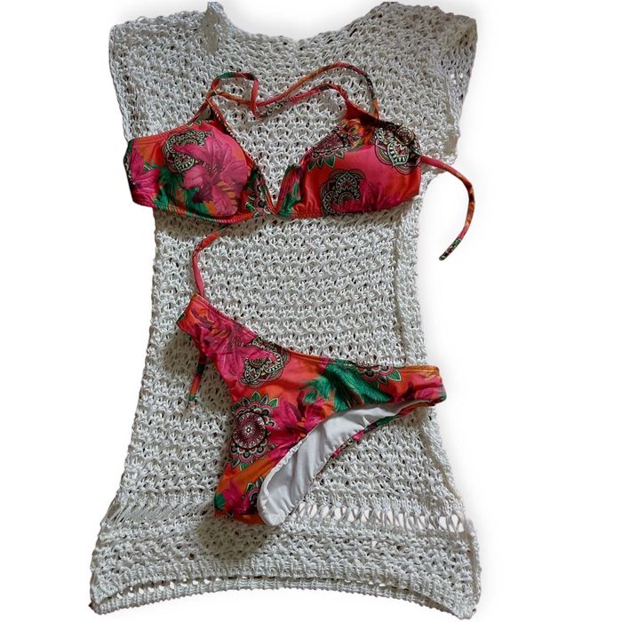 Conjunto de biquínis com saída de praia