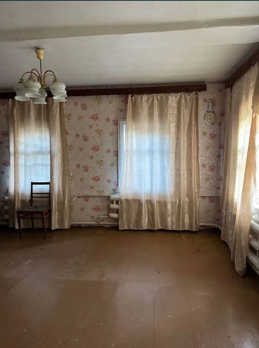 Будинок смт.Ріпки на березі річки