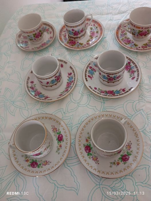 Conjunto de sete chávenas de café antigas