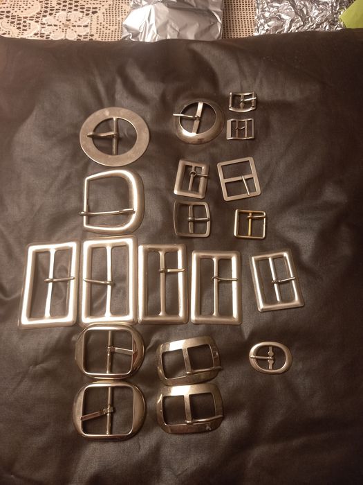 Lote de várias fivelas  em metal e em massa.