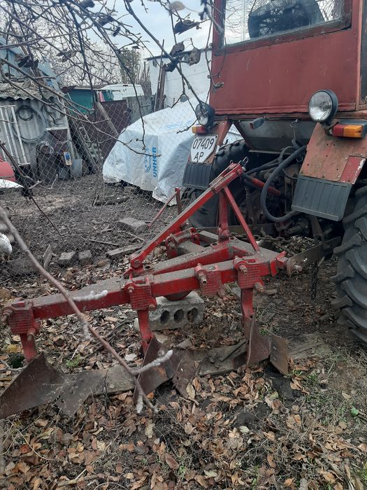 Трактор плуг прицеп
