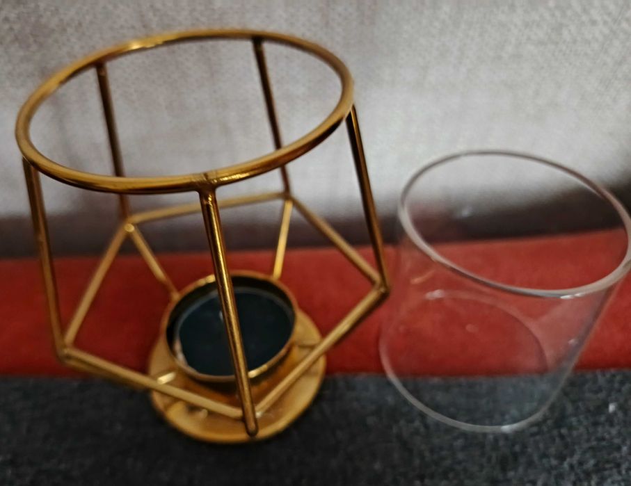 Świecznik na tealighty w kolorze złotym.