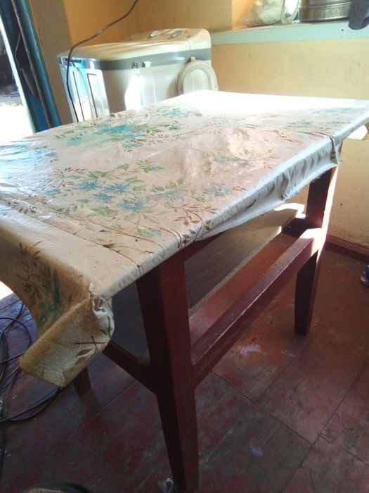 Продам табуретку и столик,150гр.,и 350гр.