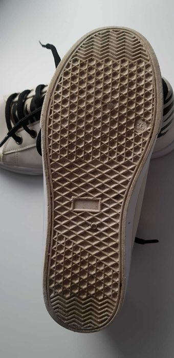 Kremowe trampki skórkowe 36