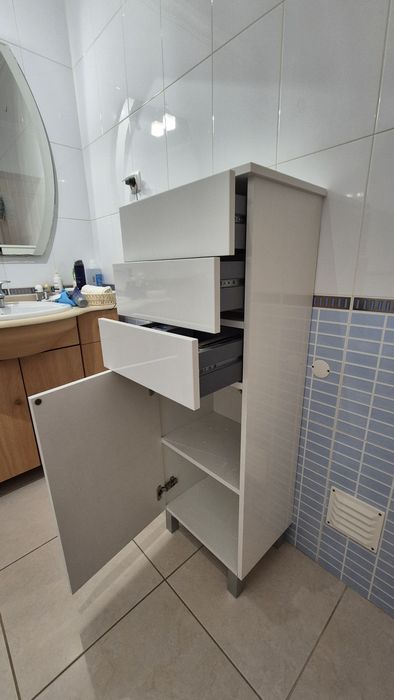 Móvel lacado branco, ideal para organizar a casa de banho. Com 3 gavetas e 1 porta. Bom estado de conservação-medidas 42×33×120,ótima ocasião.