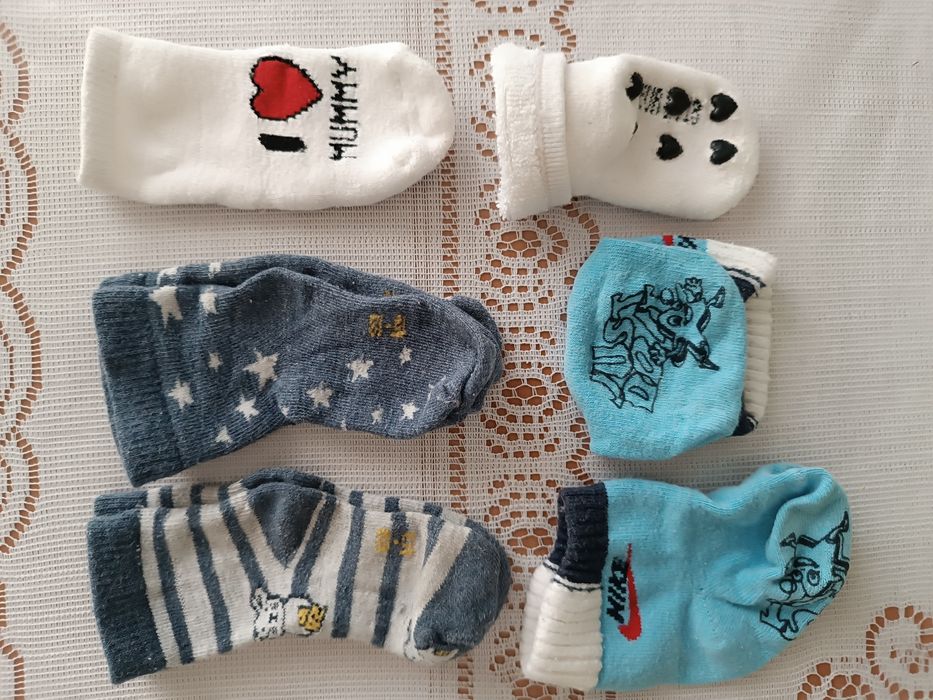 9 pares de meias 3 -12 meses, inclusive pares antiderrapantes.