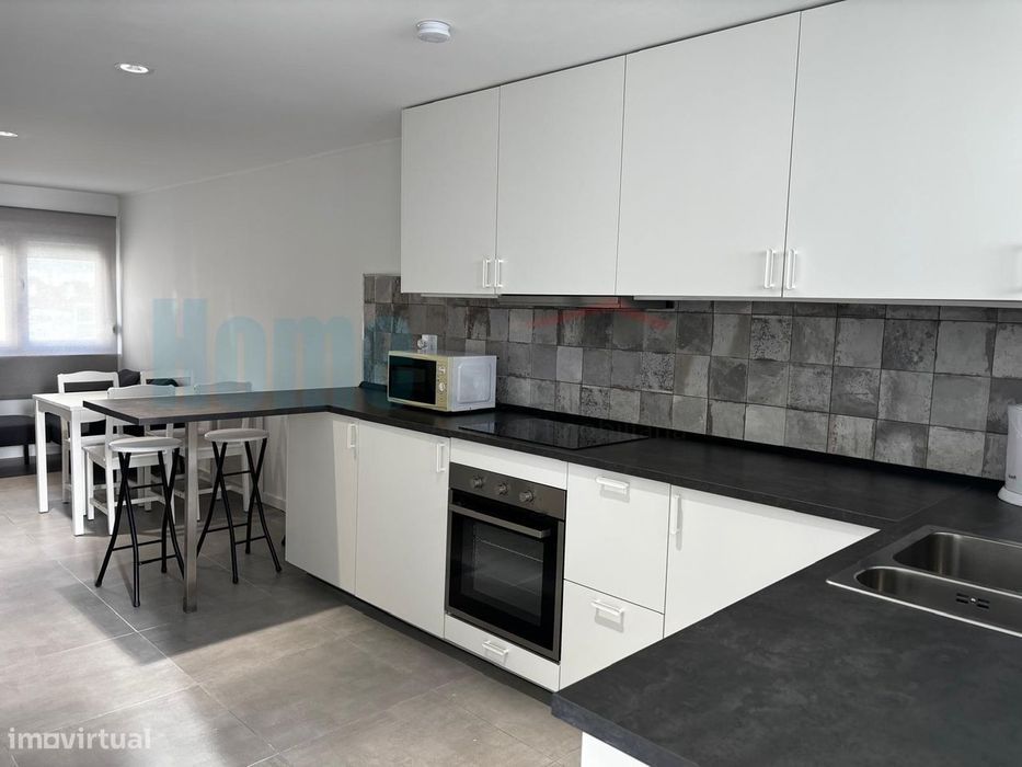 Renovated and Furnished T4 Apartment in Charquinho, Benfica