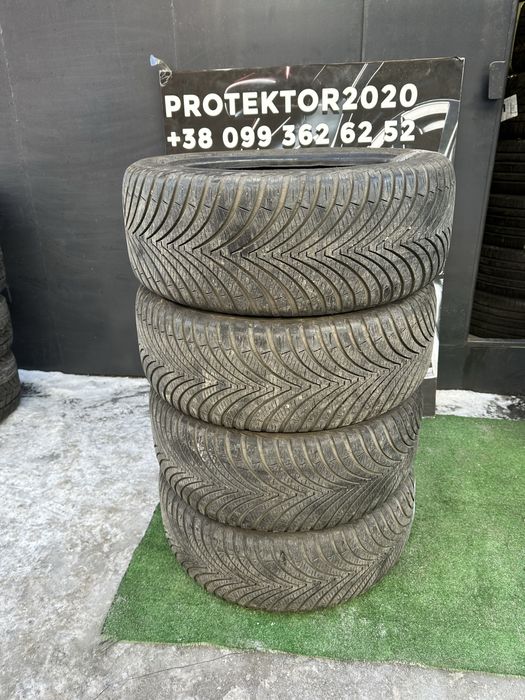 235/45 R17 Kumho Solus 22г комплект всесезонных шин.