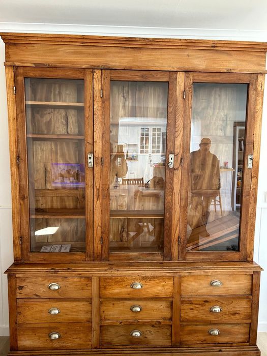 Móvel rústico com gavetas e vitrine