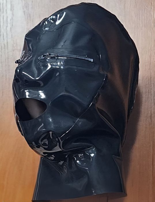 Маска зі справжнього латексу