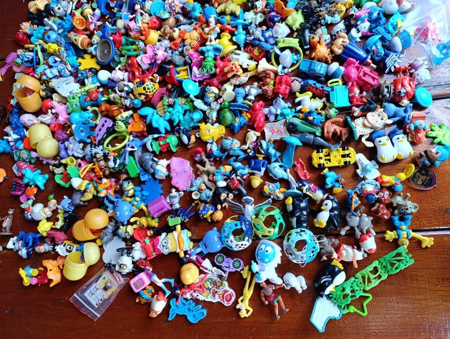 Величезний лот іграшок з кіндерів.