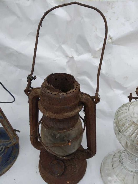 2 candeeiros e 2 lanternas a petróleo