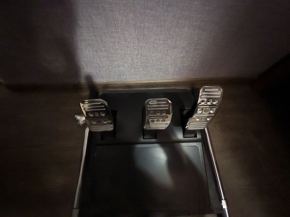 Thrustmaster T150 Pro + подставка — как новый!